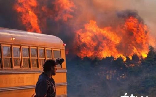 火烧天堂镇 / The Lost Bus